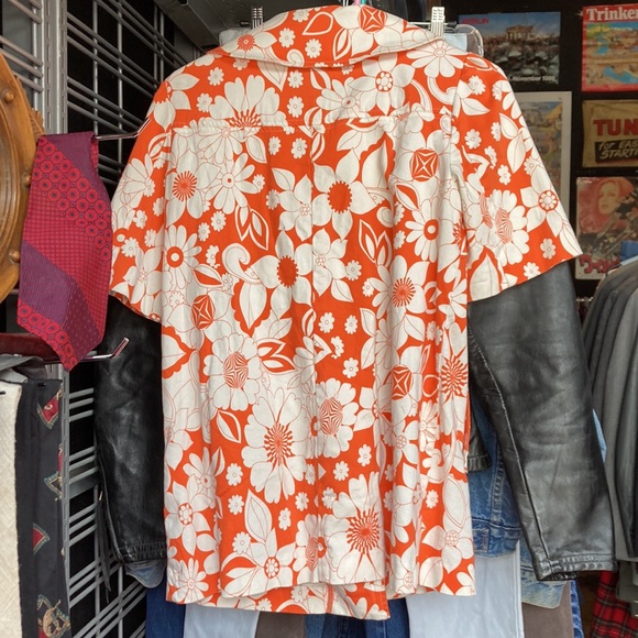 Mod Floral Patterned Spring Top - Picture 2 of 3